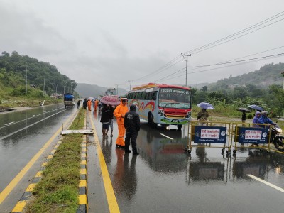  अविरल वर्षाका कारण देशभरका छ सडकमा आवागमन रोकियो 